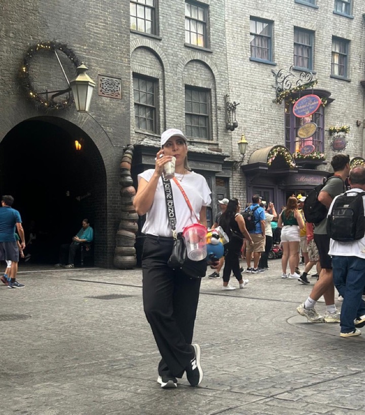 Brenda Paz caminando por Universal con una bebida en la mano