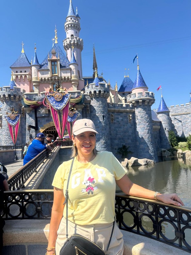 Brenda Paz frente al castillo de Disneyland Park, en California