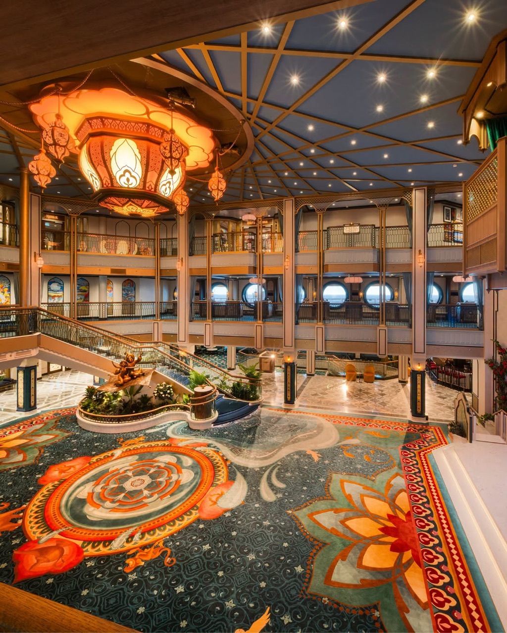 Atrio principal de un barco de Disney Cruise Line