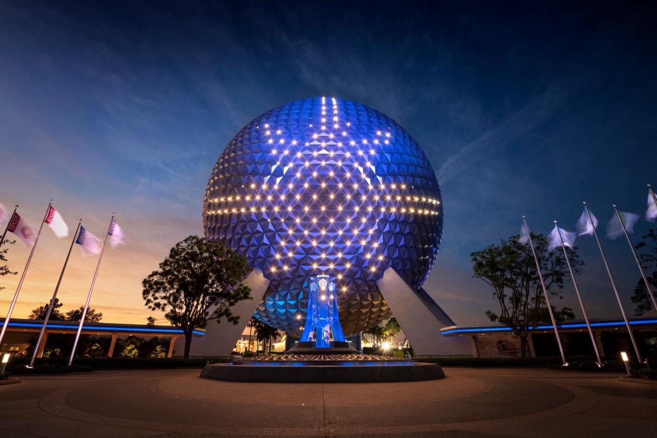 Spaceship Earth iluminada al anochecer en EPCOT, Walt Disney World