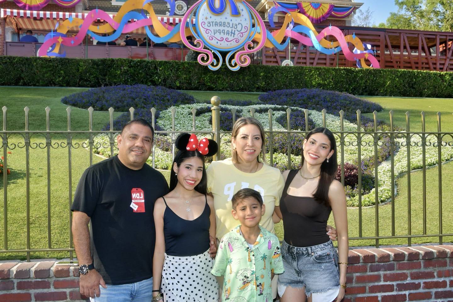 Un grupo familiar en la entrada de Disneyland Park, frente a la estación de Main Street