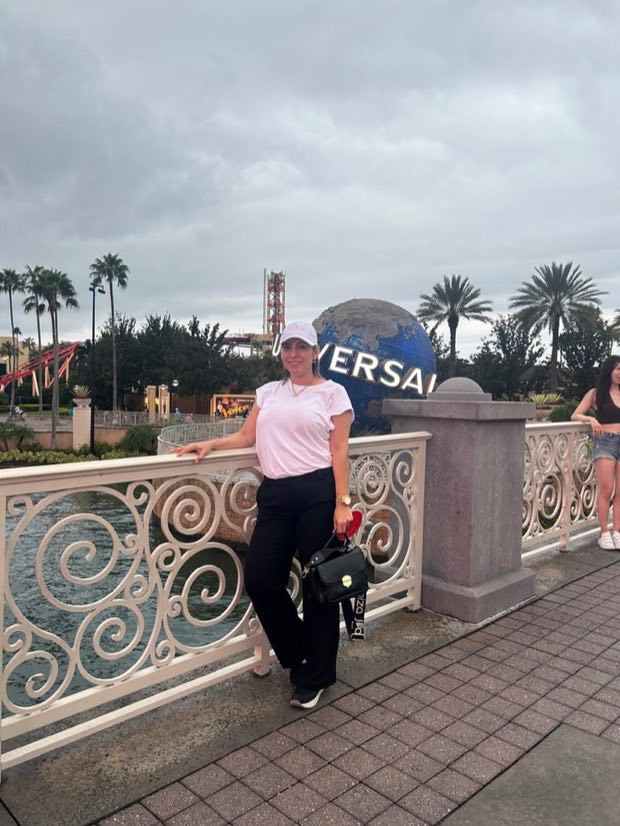 Brenda Paz frente al globo terráqueo de la entrada de Universal Studios en Orlando