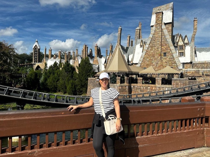 Brenda Paz en la zona de Hogsmeade, en Universal