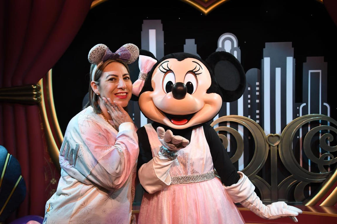 Brenda Paz durante un encuentro con Minnie Mouse en un parque de Disney