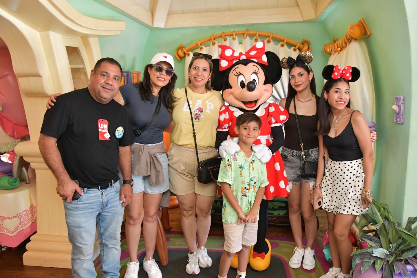 Un grupo familiar durante un encuentro con Minnie Mouse en Disneyland Park