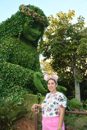 Retrato de Brenda Paz en los jardines de un parque