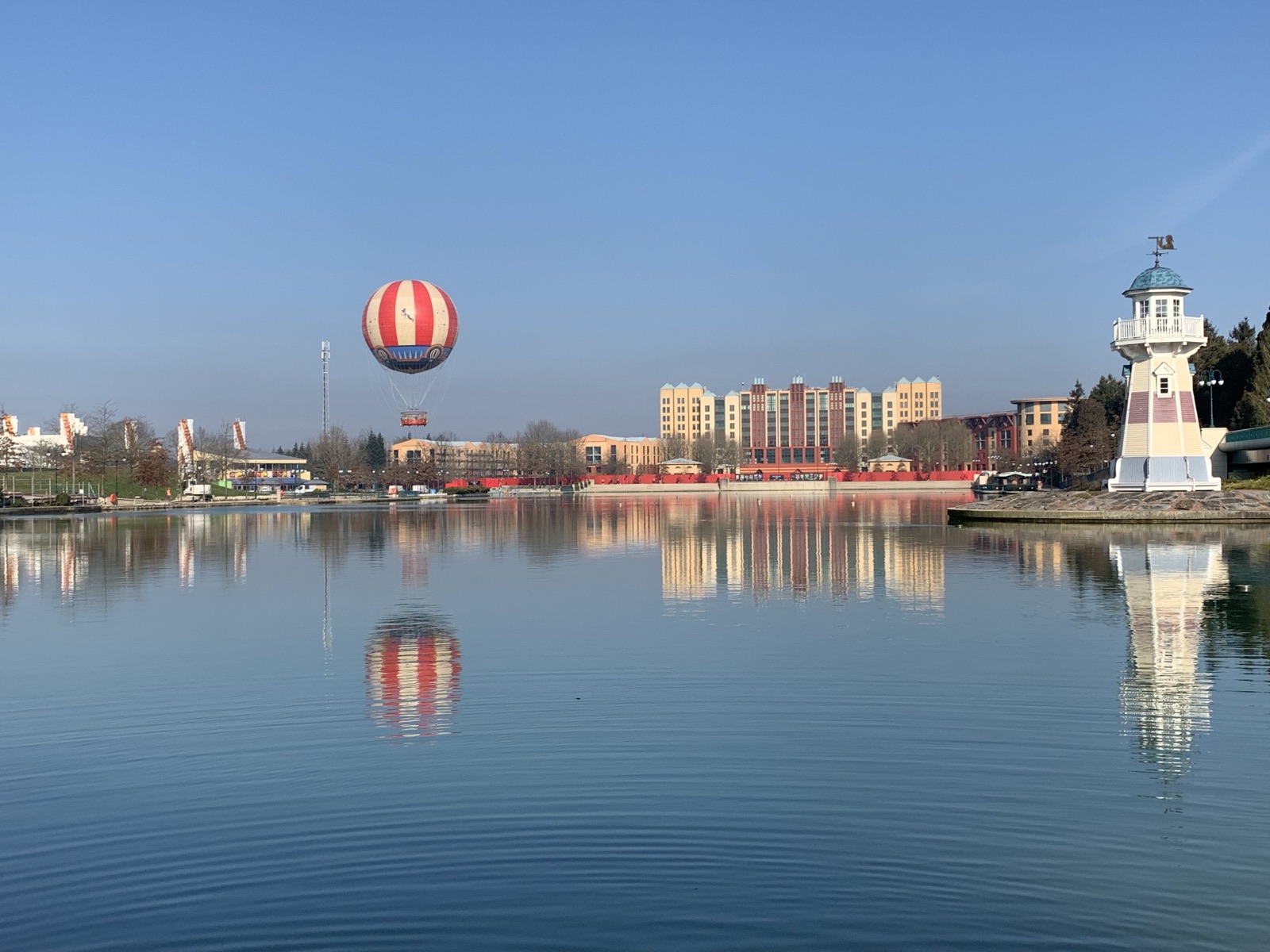 Vista del lago y los hoteles de Disneyland Paris, en Francia